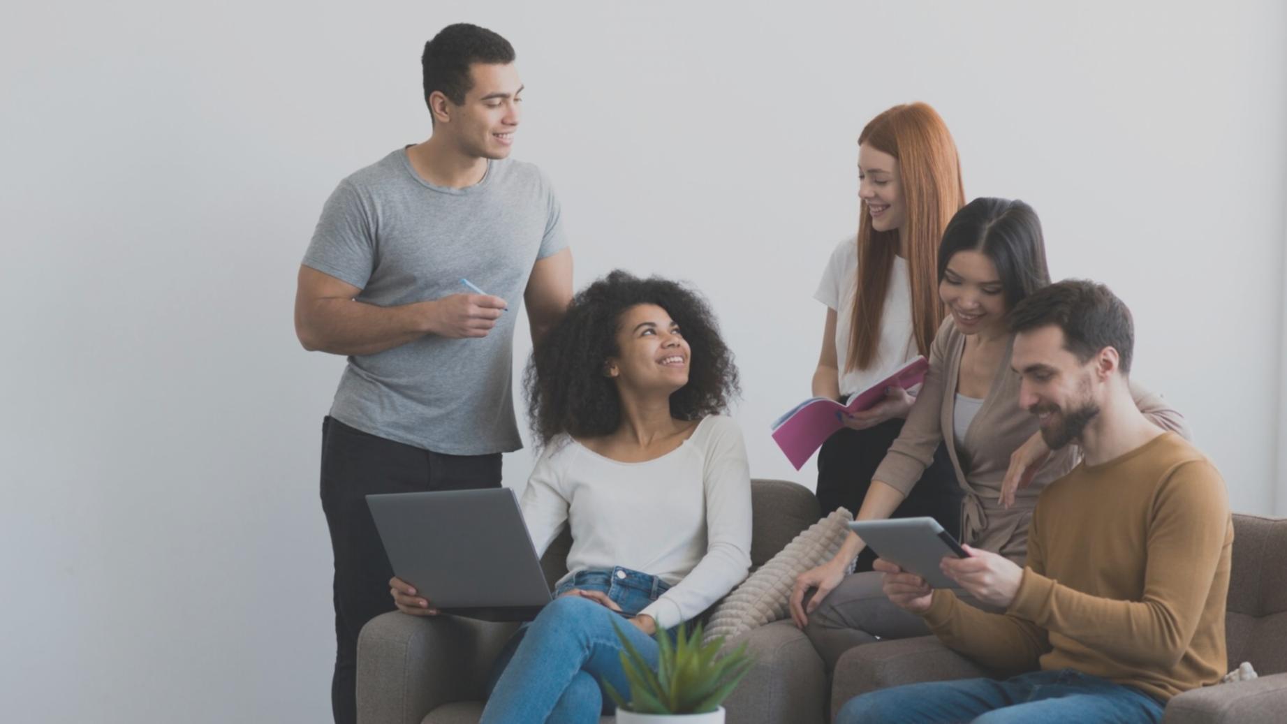 Especialista en sostenibilidad financiera trabajando con tecnología verde